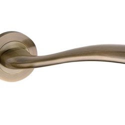 LIBRA rankena ant apskritos rozetės, Patina