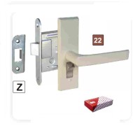 KURZEMES AC-45 WC spynos komplektas su rudomis rankenomis ir apdailos plokštelėmis